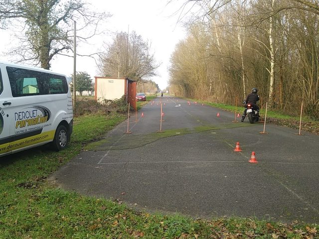 Piste Moto Derouet Formation - Longué-Jumelles - +33 805 03 50 65