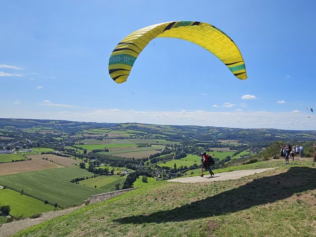 Plaine Altitude - Baptême de l'air et stages de parapente en Normandie - Saint-Omer - +33 2 31 69 39 31